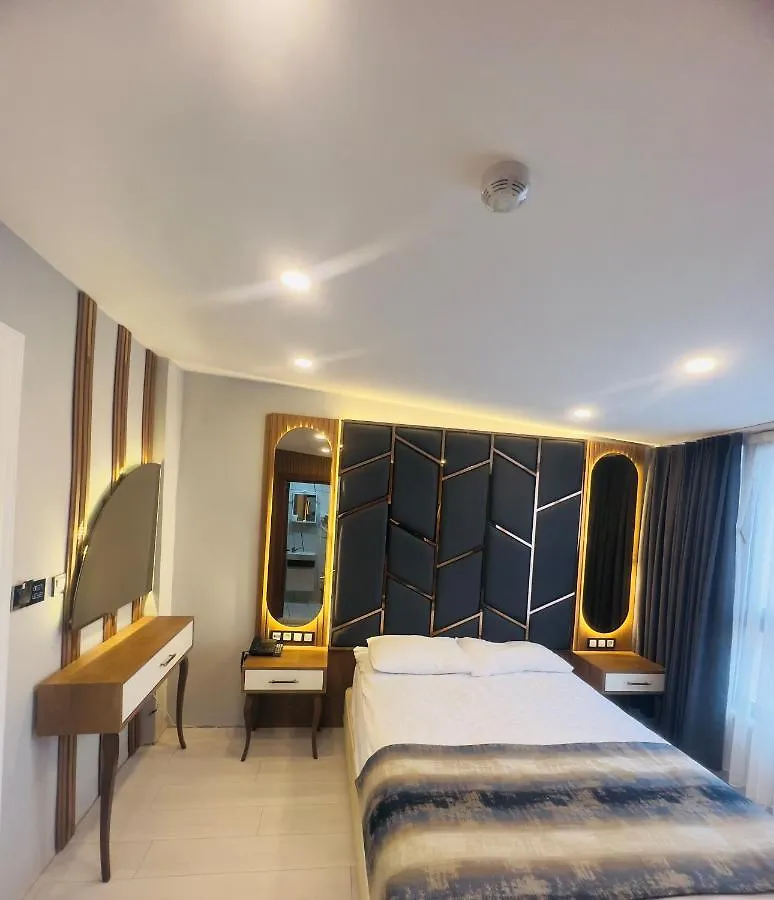 Crowned Hotel Istanbul 3*,